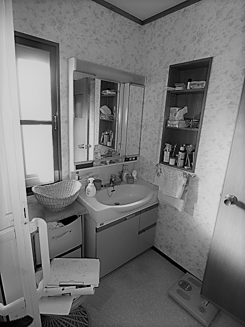 むかしの一般的な洗面化粧台　間口750㎜　壁の一部を収納に使用